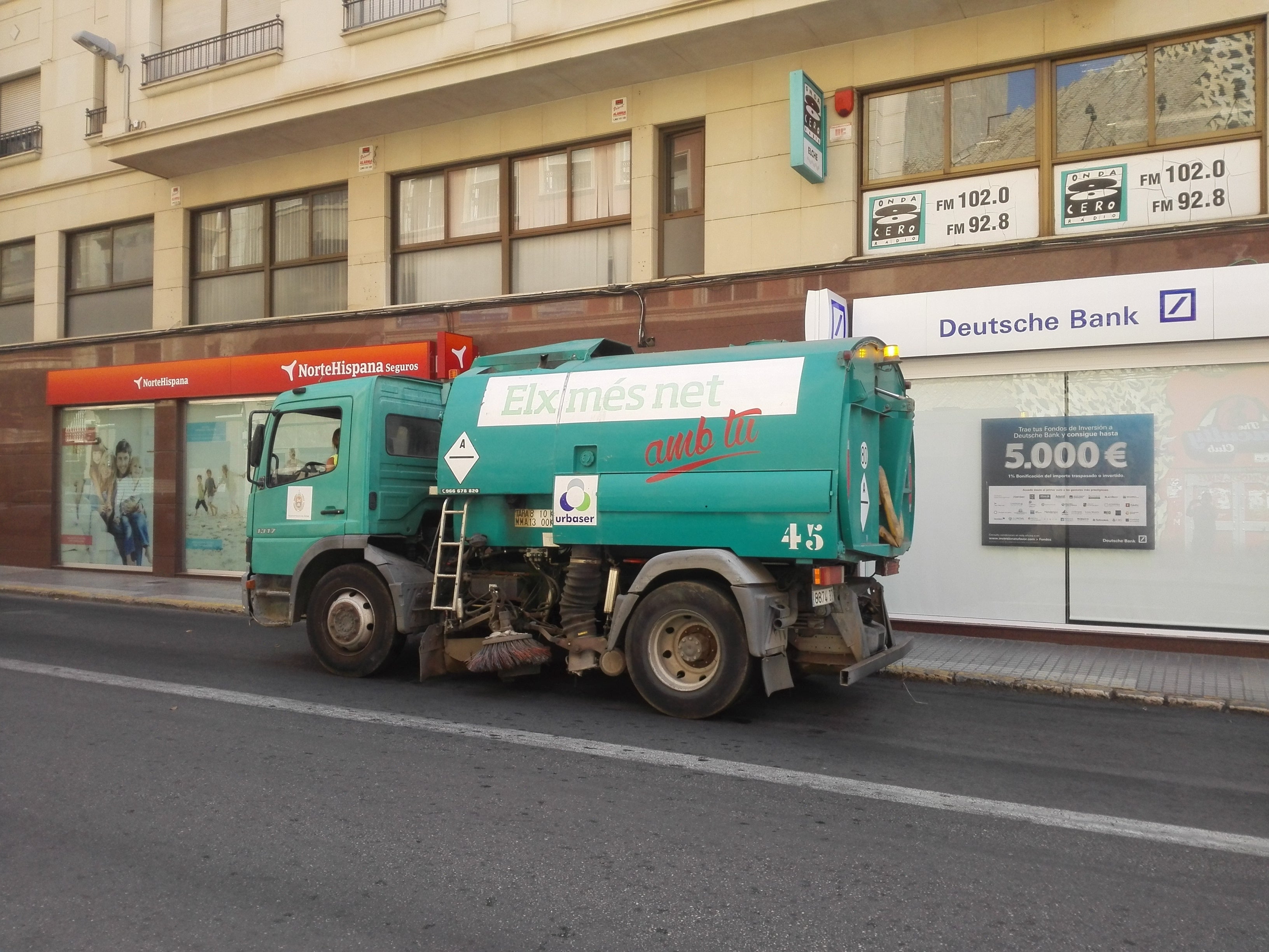 Once colectivos de Elche piden que se estudie municipalizar la limpieza y recogida de la basura Once colectivos de Elche piden que se estudie municipalizar la limpieza y recogida de la basura