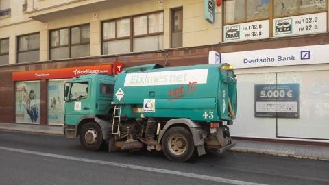 Cami&oacute;n de Urbaser, concesionaria de la limpieza en Elche