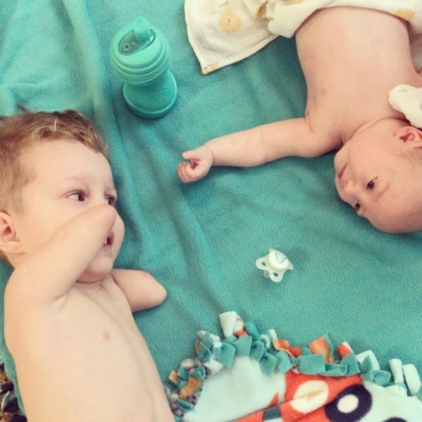 La tierna imagen de un bebé sin brazos poniendo el chupete a su hermano para tranquilizarle La tierna imagen de un bebé sin brazos poniendo el chupete a su hermano para tranquilizarle