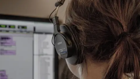 Joven delante de un ordenador Joven delante de un ordenador