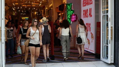 La confianza de los consumidores ha crecido ligeramente en agosto por la mejor valoraci&oacute;n que los espa&ntilde;oles tienen de la situaci&oacute;n econ&oacute;mica y laboral actual, lo que ha servido para compensar el empeoramiento de sus expectativas sobre la econom&iacute;a a seis meses.
