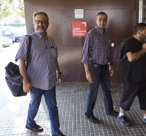 El asesor del comité de huelga, Juan Carlos Giménez, acompañado de trabajadores de Eulen El asesor del comité de huelga, Juan Carlos Giménez, acompañado de trabajadores de Eulen