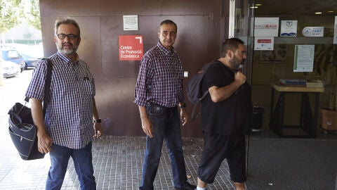  El asesor del comit&eacute; de huelga, Juan Carlos Gim&eacute;nez, acompa&ntilde;ado de trabajadores de Eulen