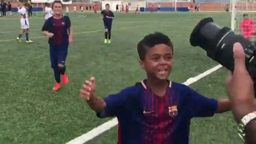 El tierno abrazo de Shane Kluivert a su padre tras marcar su primer gol con el Barcelona El tierno abrazo de Shane Kluivert a su padre tras marcar su primer gol con el Barcelona