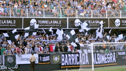 Los aficionados del Castell&oacute;n animan a sus jugadores