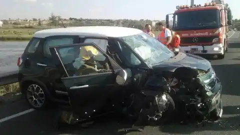 Esta en el que ha quedado uno de los vehículos involucrados en el accidente Esta en el que ha quedado uno de los vehículos involucrados en el accidente