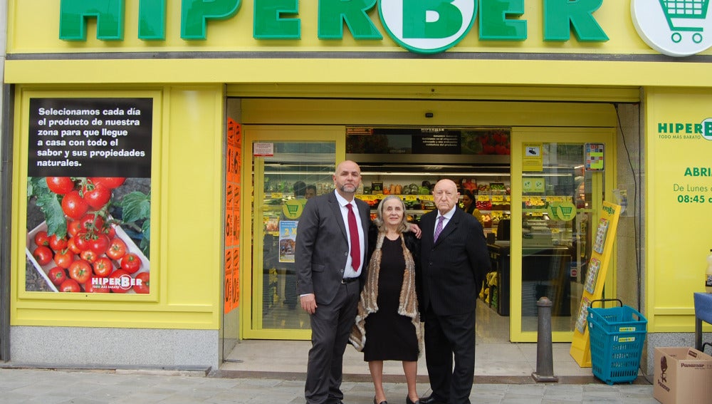 José Bernabéu Pic, a la derecha de la imagen, junto a su señora y su hijo en la puerta del supermercado Hiperber del Centro de Congresos 'Ciudad de Elche'.