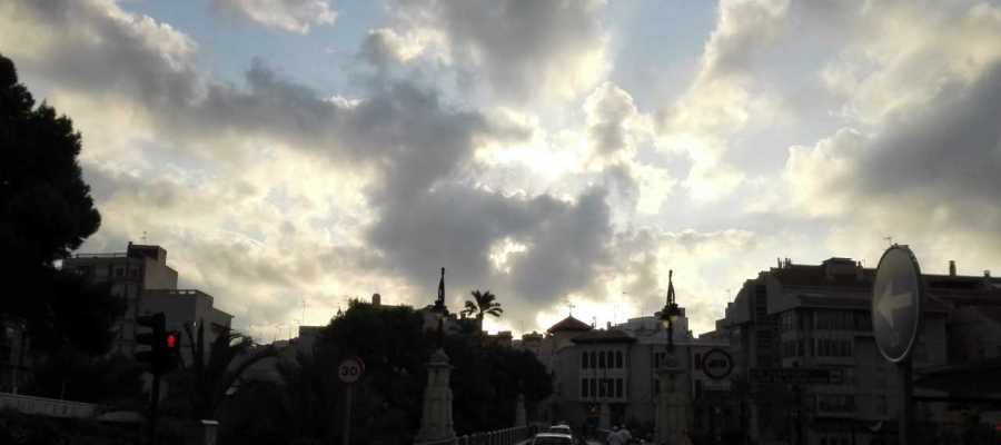 Las nubes con las que amenecía Elche este martes han dejado paso a cielo despejado Las nubes con las que amenecía Elche este martes han dejado paso a cielo despejado
