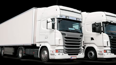 Uno de los sectores que mas tiempo pasa en las carreteras son los camioneros. Son conocidos como conductores profesionales porque pasan much&iacute;simas horas en la carretera. Su trabajo es conducir, y &uacute;ltimamente est&aacute;n sometidos al miedo de ser despedidos, eso genera que tengan que hacer de todo para conservar su puesto. A parte de ir agobiados por sus tiempos, de todos los transportistas es sabido que cuando llegan al punto de destino tienen ellos que bajar la carga y cargarse de nuevo, trabajo por el cual no les pagan, ellos son transportistas, se encargan de transportar, eso que hacen lo deber&iacute;a de hacer un t&eacute;cnico de almac&eacute;n, el cual tiene una formaci&oacute;n la cual le permite hacer eso. Si lo hacen los transportistas, sin formaci&oacute;n, ahorran mucho a la empresa que contrata el servicio de transporte, pero no sabe que presiona mas al transportista, aumentando su cansancio y peligro en la carretera. Seguramente el 70% de los accidentes en los que se ven involucrados los camiones sea por cansancio. Es todo un peligro que hay que parar y normalizar de una vez por todas el sector que mas tiempo pasa en la carretera.