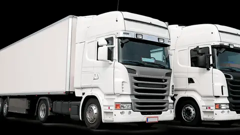 Cansancio y transportistas Uno de los sectores que mas tiempo pasa en las carreteras son los camioneros. Son conocidos como conductores profesionales porque pasan muchísimas horas en la carretera. Su trabajo es conducir, y últimamente están sometidos al miedo de ser despedidos, eso genera que tengan que hacer de todo para conservar su puesto. A parte de ir agobiados por sus tiempos, de todos los transportistas es sabido que cuando llegan al punto de destino tienen ellos que bajar la carga y cargarse de nuevo, trabajo por el cual no les pagan, ellos son transportistas, se encargan de transportar, eso que hacen lo debería de hacer un técnico de almacén, el cual tiene una formación la cual le permite hacer eso. Si lo hacen los transportistas, sin formación, ahorran mucho a la empresa que contrata el servicio de transporte, pero no sabe que presiona mas al transportista, aumentando su cansancio y peligro en la carretera. Seguramente el 70% de los accidentes en los que se ven involucrados los camiones sea por cansancio. Es todo un peligro que hay que parar y normalizar de una vez por todas el sector que mas tiempo pasa en la carretera.