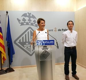 La portavoz del grupo municipal popular en Palma, Marga Durán, y el regidor Guillermo Sánchez. La portavoz del grupo municipal popular en Palma, Marga Durán, y el regidor Guillermo Sánchez.