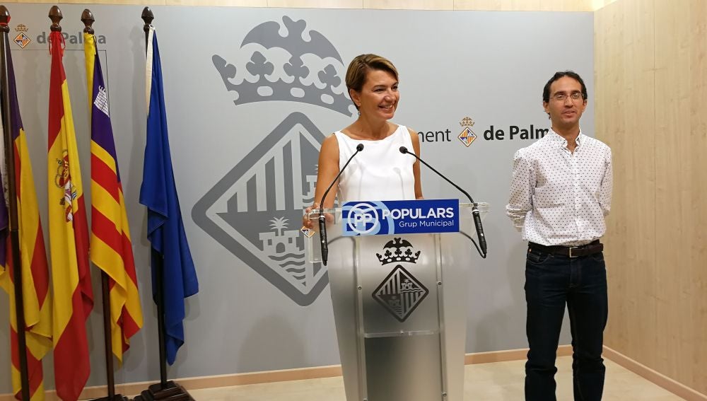 La portavoz del grupo municipal popular en Palma, Marga Durán, y el regidor Guillermo Sánchez.