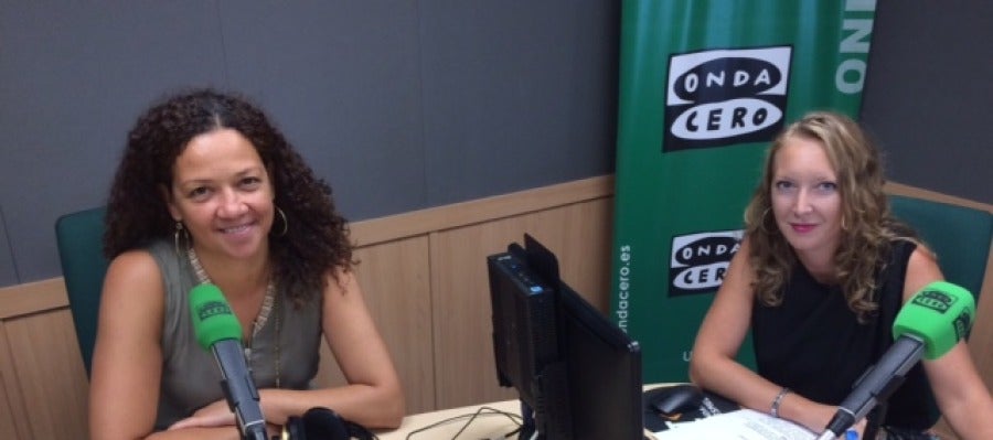 La consellera balear de Hacienda, Catalina Cladera, atiende a Elka Dimitrova en Mallorca en la Onda. La consellera balear de Hacienda, Catalina Cladera, atiende a Elka Dimitrova en Mallorca en la Onda.