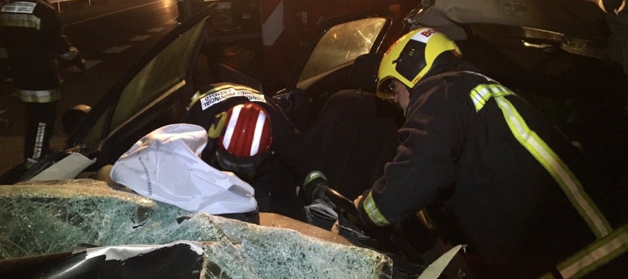 Los efectivos del parque de bomberos de Alto Palacia que tuvieron que excarcelar a los dos conductores. Los efectivos del parque de bomberos de Alto Palacia que tuvieron que excarcelar a los dos conductores.