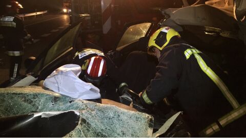 Los efectivos del parque de bomberos de Alto Palacia que tuvieron que excarcelar a los dos conductores.