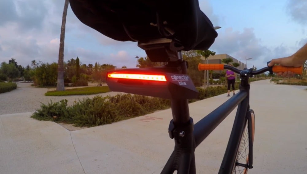 El dispositivo de Conecta Bike aporta iluminación para las bicis para mejorar su visibilidad y seguridad.