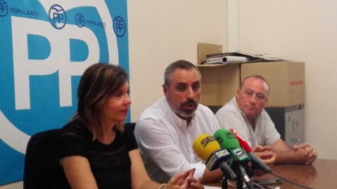 Mercedes Alonso, Vicente Granero y Justino Delgado en el Grupo Municipal del PP en el Ayuntamiento de Elche