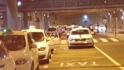 Parada de taxis en el Aeropuerto Alicante-Elche