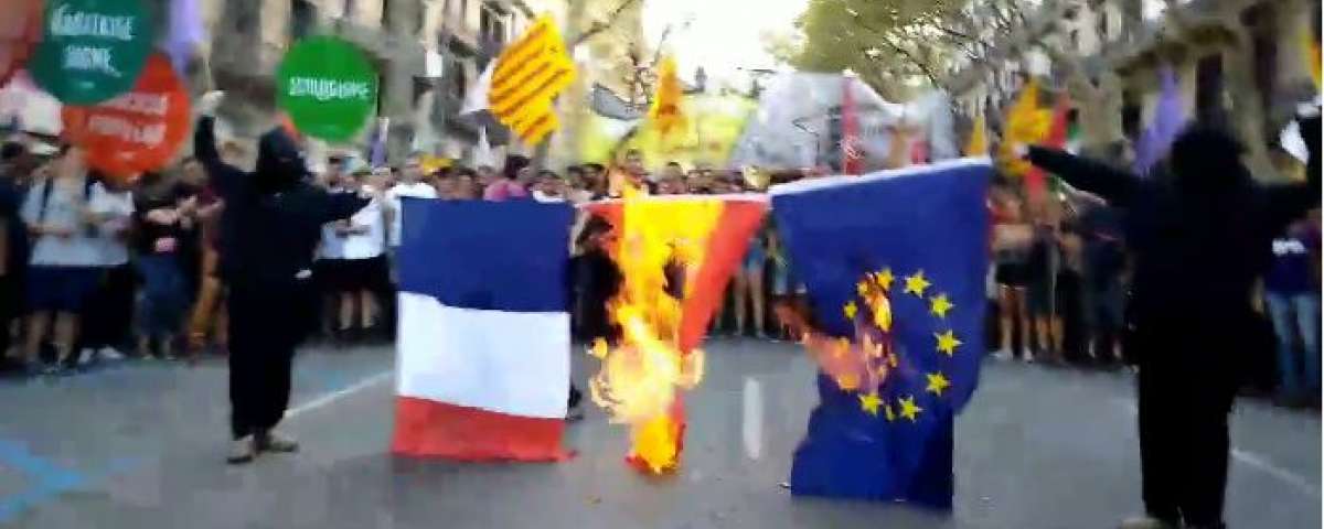 Queman las banderas española, francesa y europea en la manifestación de la izquierda anticapitalista en la Diada Queman las banderas española, francesa y europea en la manifestación de la izquierda anticapitalista en la Diada