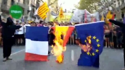 Queman varias banderas en la manifestaci&oacute;n anticapitalista