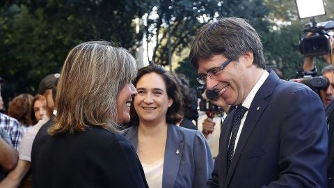 El presidente de la Generalitat, Carles Puigdemont, junto a la alcaldesa de Barcelona, Ada Colau, y la alcaldesa de L'Hospitalet de Llobregat, N&uacute;ria Mar&iacute;n