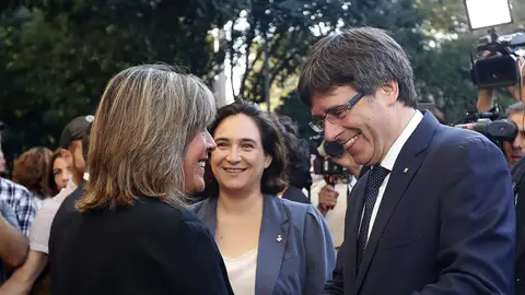 El presidente de la Generalitat, Carles Puigdemont, junto a la alcaldesa de Barcelona, Ada Colau, y la alcaldesa de L'Hospitalet de Llobregat, Núria Marín El presidente de la Generalitat, Carles Puigdemont, junto a la alcaldesa de Barcelona, Ada Colau, y la alcaldesa de L'Hospitalet de Llobregat, Núria Marín