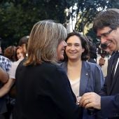 El presidente de la Generalitat, Carles Puigdemont, junto a la alcaldesa de Barcelona, Ada Colau, y la alcaldesa de L'Hospitalet de Llobregat, Núria Marín