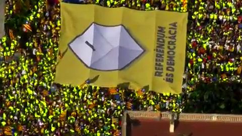 Grandes pancartas a favor del refer&eacute;ndum y la independencia de Catalu&ntilde;a se despliegan en la manifestaci&oacute;n de la Diada