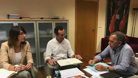 La edil de Educacón, Patricia Maciá, y el alcalde de Elche, Carlos González, con el Secretario Autonómico de Educación, Miquel Soler La edil de Educacón, Patricia Maciá, y el alcalde de Elche, Carlos González, con el Secretario Autonómico de Educación, Miquel Soler