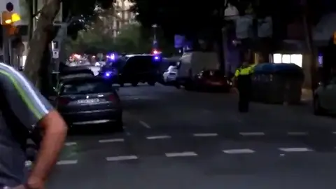 Los Mossos acordonan el entorno de la Sagrada Familia en el marco de una operación antiterrorista Los Mossos acordonan el entorno de la Sagrada Familia en el marco de una operación antiterrorista