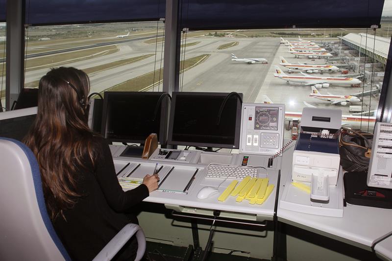 El Gobierno prohibirá el español en las comunicaciones aéreas entre pilotos y controladores El Gobierno prohibirá el español en las comunicaciones aéreas entre pilotos y controladores