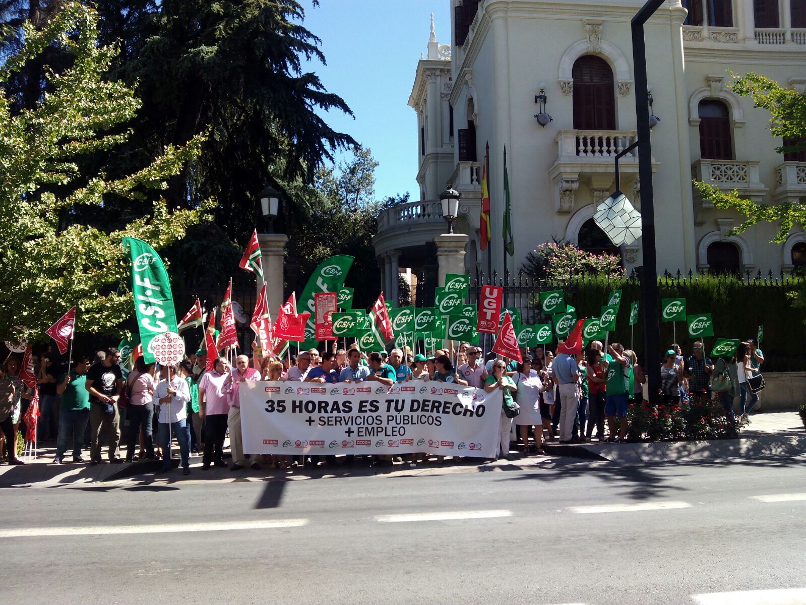 Concentración sindical contra el aumento de la jornada laboral Concentración sindical contra el aumento de la jornada laboral