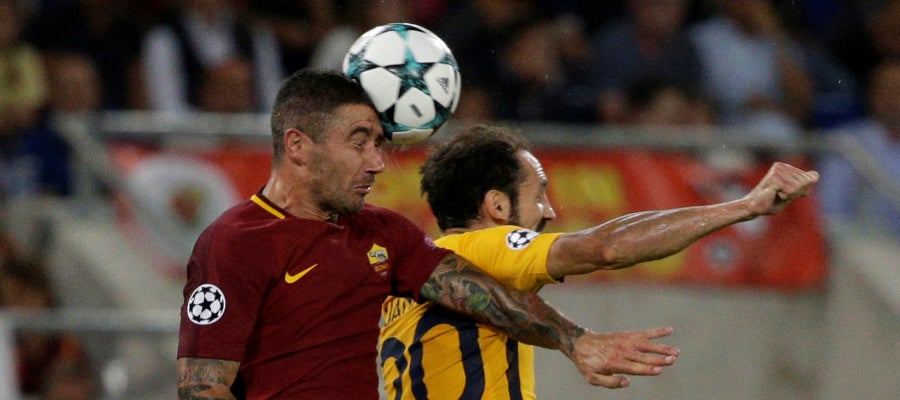 Juanfran pelea un balón por alto con Dzeko Juanfran pelea un balón por alto con Dzeko