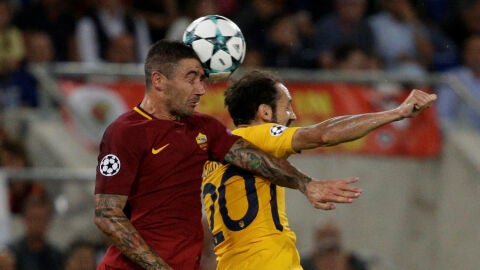 Juanfran pelea un bal&oacute;n por alto con Dzeko