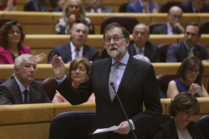 Rajoy exige al PDeCAT que no hable de democracia mientras la liquida en Cataluña y "amenaza" a alcaldes Rajoy exige al PDeCAT que no hable de democracia mientras la liquida en Cataluña y "amenaza" a alcaldes