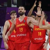 Marc Gasol celebra con sus compañeros una canasta ante Alemania