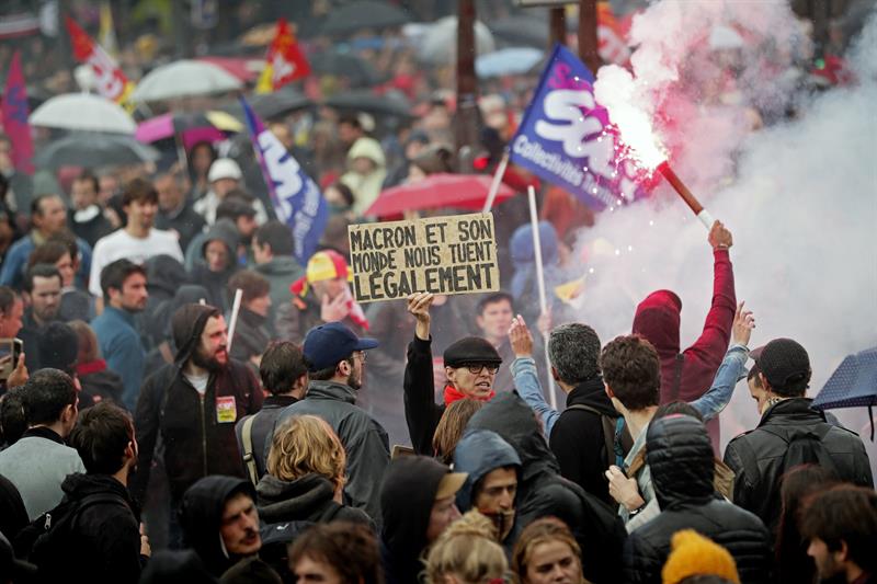 Disturbios entre manifestantes y Policía en París en las protestas contra la reforma laboral de Macron Disturbios entre manifestantes y Policía en París en las protestas contra la reforma laboral de Macron