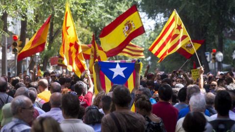 Banderas catalana, espa&ntilde;ola y estelada mezcladas durante una manifestaci&oacute;n
