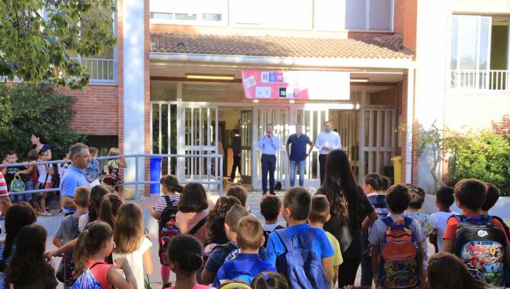El primer tinent d´alcalde Xavi Ochando i el regidor d´Educació Eduardo Pérez en l´acte inaugural del curs escolar en Carles Sarthou. 