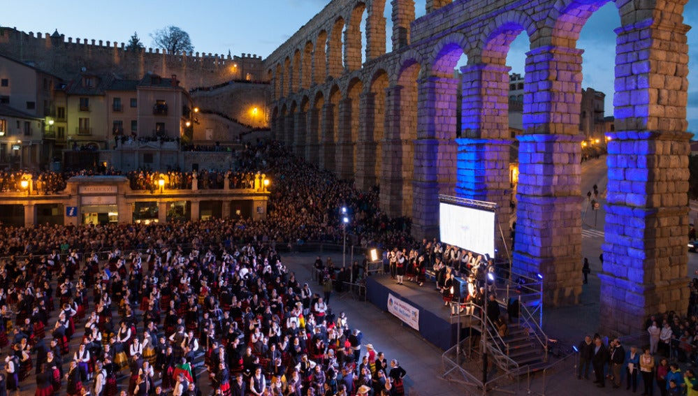 727 personas bailaron la jota a los pies del Acueducto de Segovia en 2017
