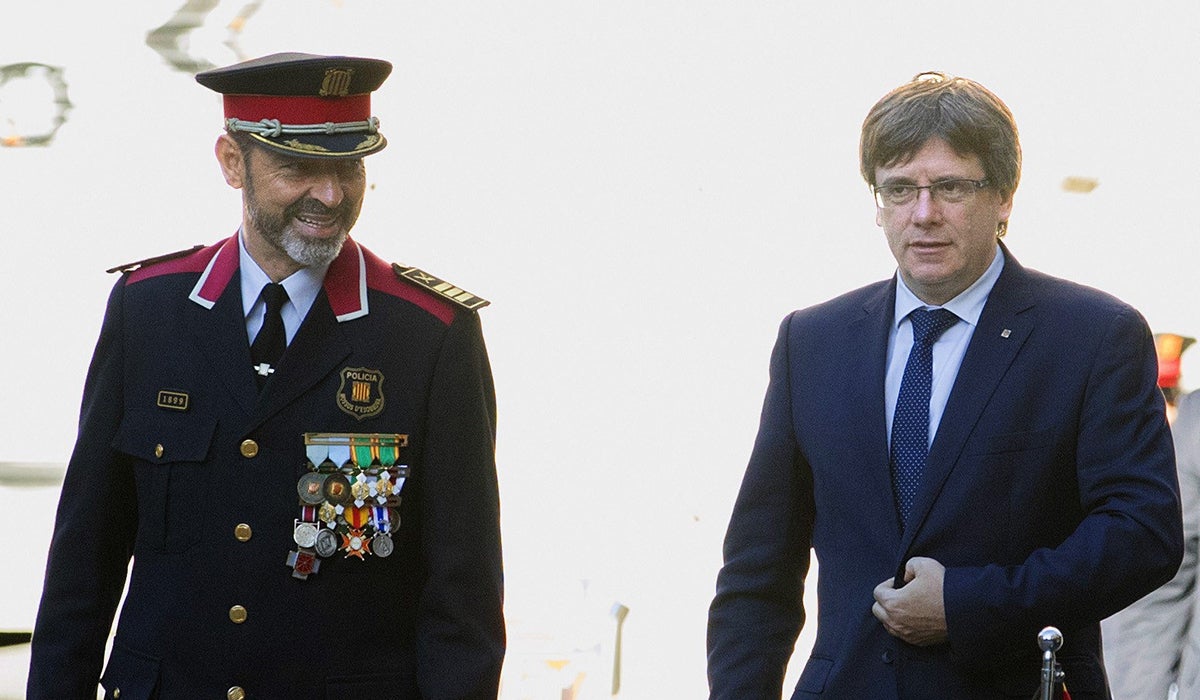 <p>Puigdemont a Trapero tras su renuncia a volver a ser jefe de los Mossos: "El país estará siempre en deuda contigo"</p> <p>Puigdemont a Trapero tras su renuncia a volver a ser jefe de los Mossos: "El país estará siempre en deuda contigo"</p>