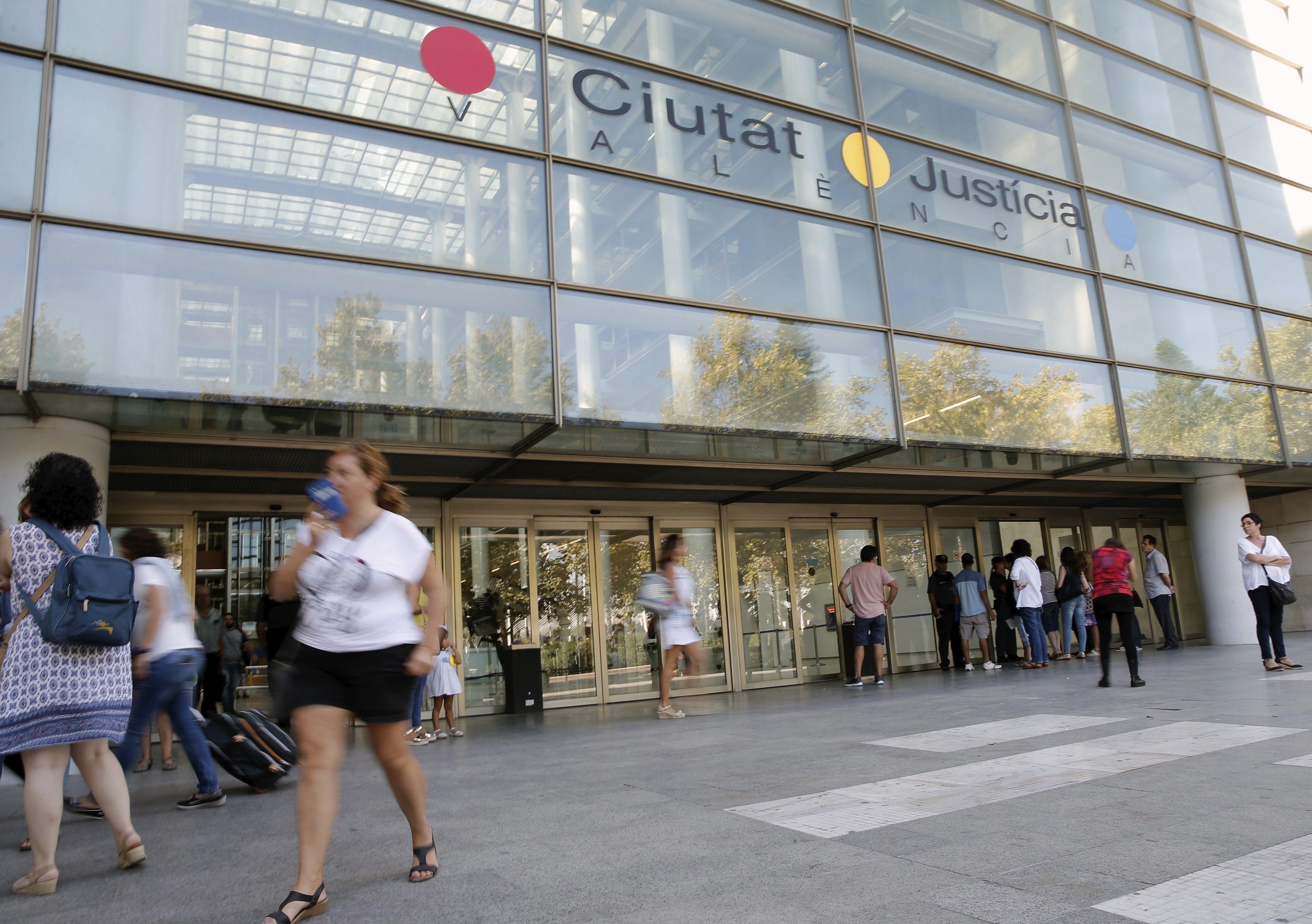La Ciudad de Justicia de Valencia suspende su actividad por problemas médicos de funcionarios La Ciudad de Justicia de Valencia suspende su actividad por problemas médicos de funcionarios