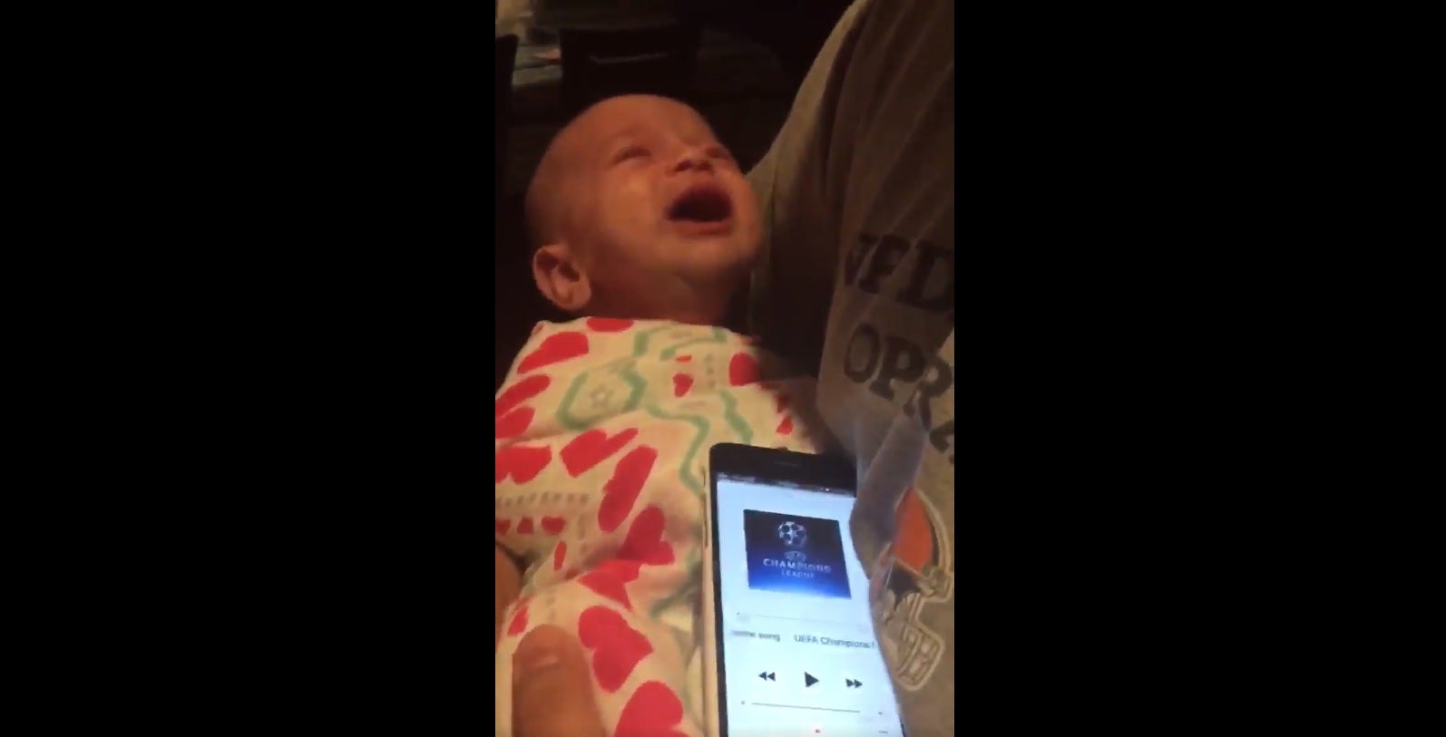 El increíble vídeo que se ha hecho viral: un bebé deja de llorar cuando escucha el himno de la Champions El increíble vídeo que se ha hecho viral: un bebé deja de llorar cuando escucha el himno de la Champions