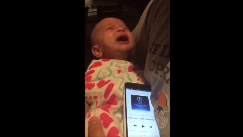 El beb&eacute; que deja de llorar al escuchar el himno de la Champions