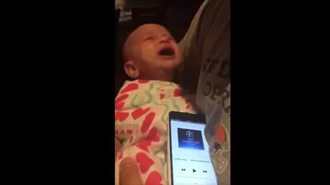 El bebé que deja de llorar al escuchar el himno de la Champions El bebé que deja de llorar al escuchar el himno de la Champions