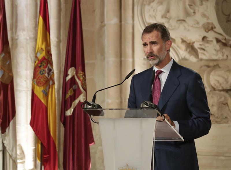 El Rey: "La Constitución prevalecerá frente a quienes quiebran la convivencia" El Rey: "La Constitución prevalecerá frente a quienes quiebran la convivencia"