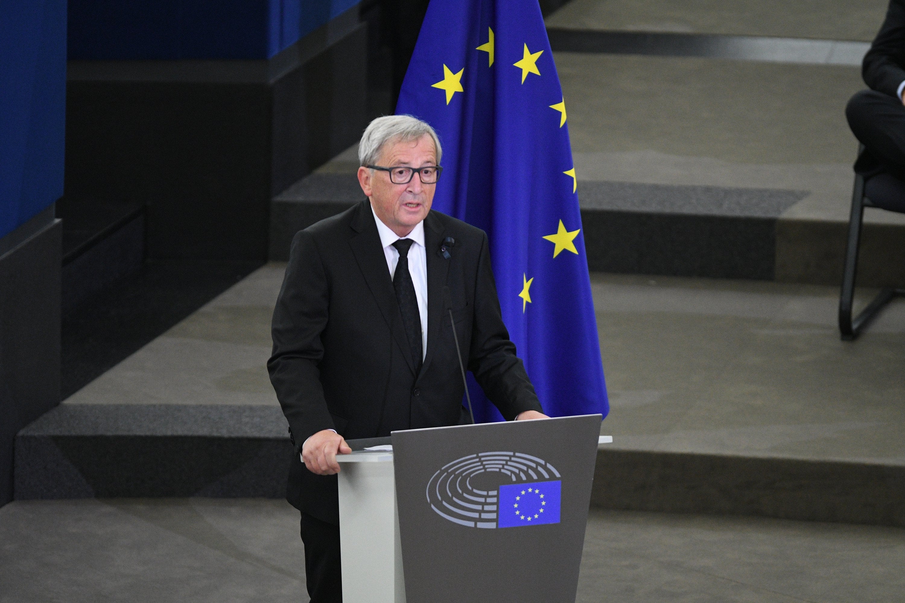 Juncker apuesta por establecer la figura de un ministro europeo de Economía Juncker apuesta por establecer la figura de un ministro europeo de Economía