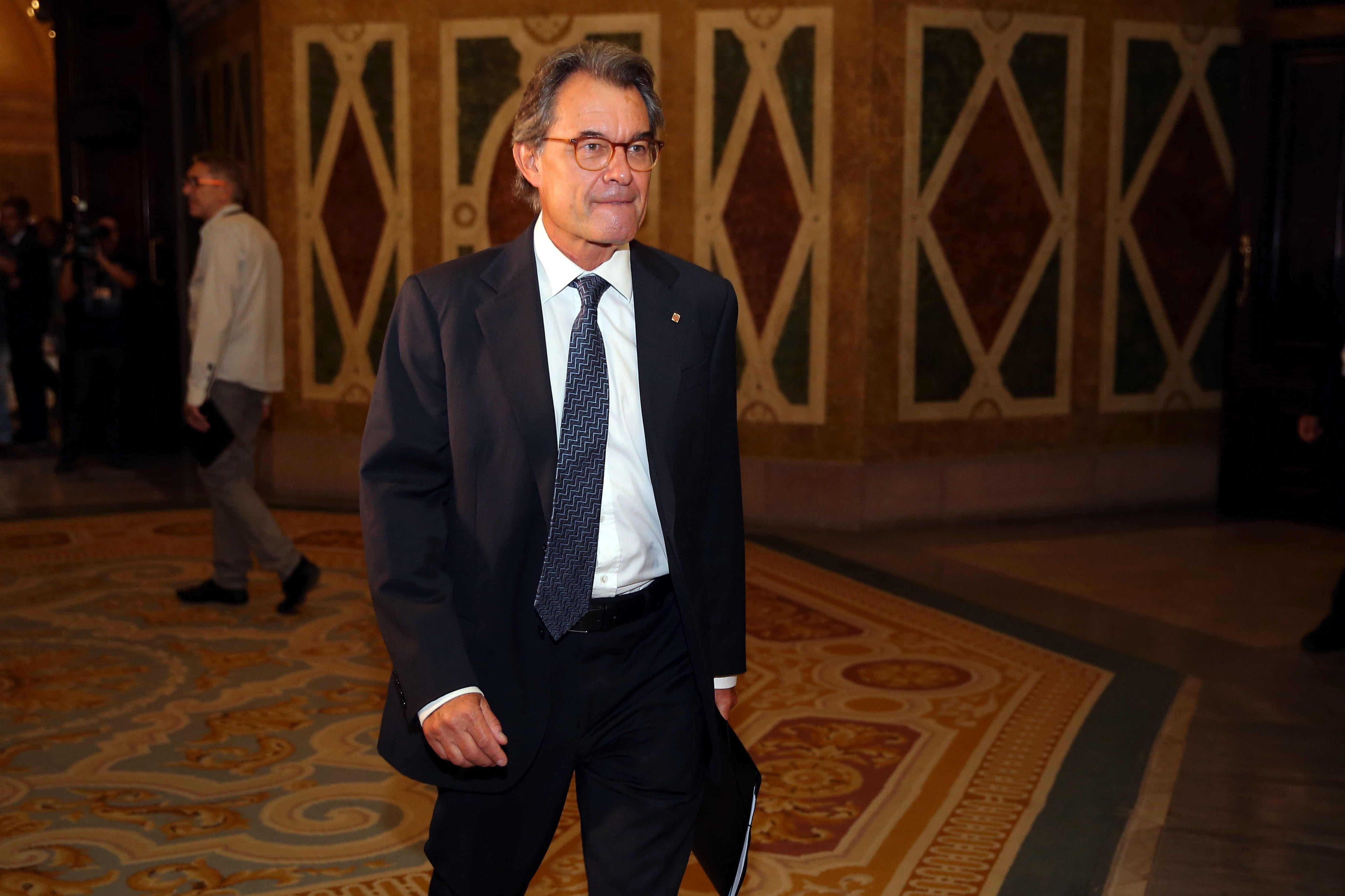 Las preguntas de Amón: "¿No os parece entrañable el énfasis lastimero que ha dado Mas a la colecta para pagar su multa?" Las preguntas de Amón: "¿No os parece entrañable el énfasis lastimero que ha dado Mas a la colecta para pagar su multa?"