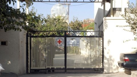 Vista de la valla de un centro m&eacute;dico del Comit&eacute; Internacional de la Cruz Roja (CICR).