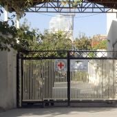 Vista de la valla de un centro médico del Comité Internacional de la Cruz Roja (CICR)